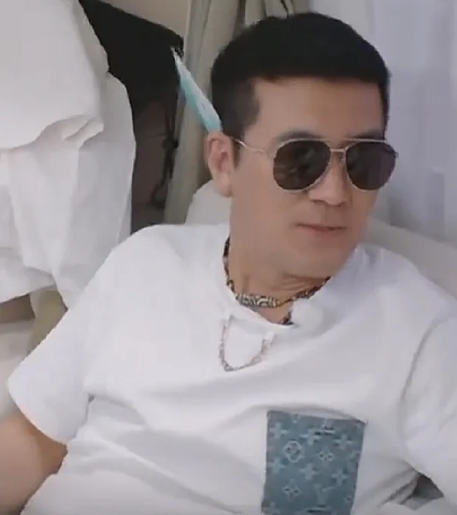 导演好奇地问杨子和黄圣依，他们是如何庆祝结婚纪念日的。没想到，两人竟异口同声地说