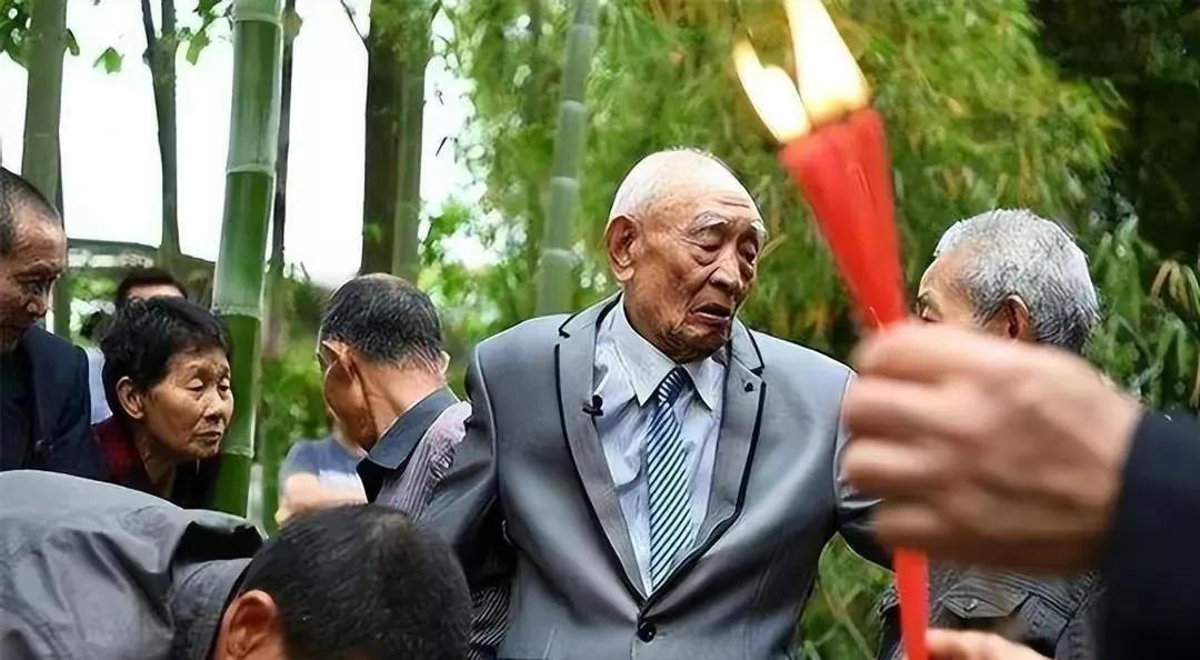 1949年，王恒文离开了青岛红岛镇前阳村的家，上了逃往台湾的兵船。这一年他27岁