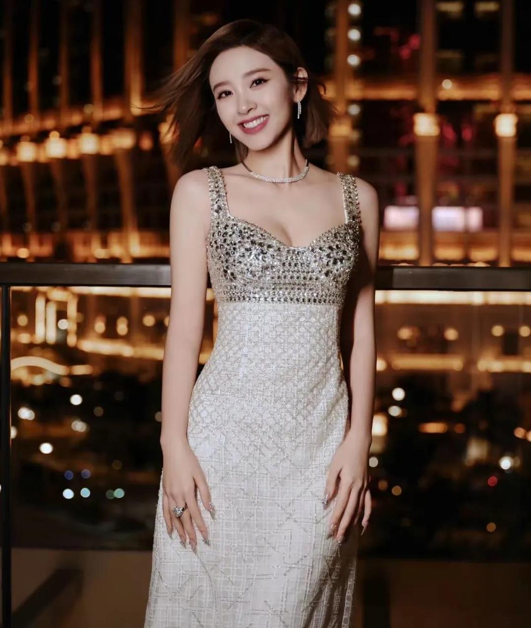 你相信吗？她只是笑了一下，就让人心动。你相信吗？她一抬眼、一低头，就是一幅画。这