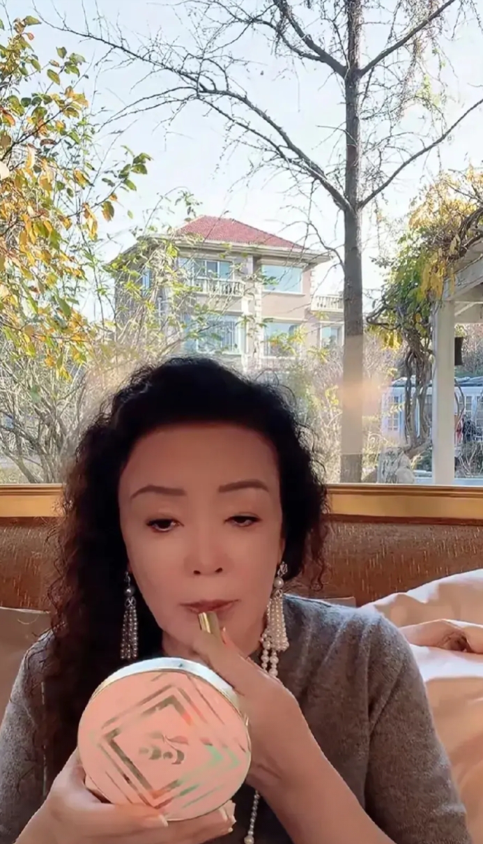 张兰真的很清醒，直播的时候被问:“兰姐为什么不找了老伴儿呀！”

张兰回:“兰姐
