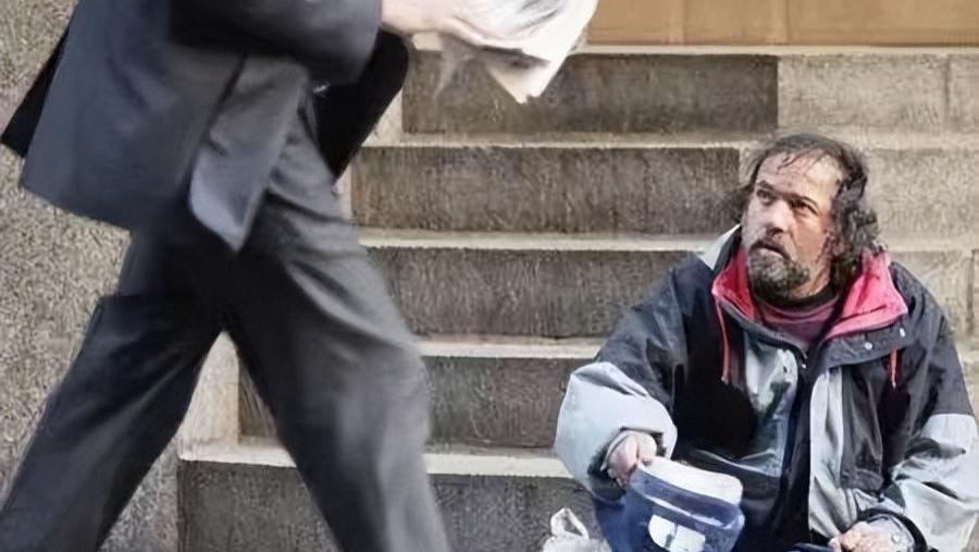 被包装出来的泰坦尼克号，撕开文明的遮羞布，是赤裸裸的丛林法则