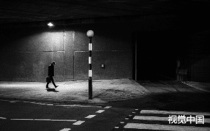 我在做清宫手术时，老公在旁边病房与小三颠鸾倒凤。  我的子宫被彻底取出时，老公与小三开香槟庆祝！