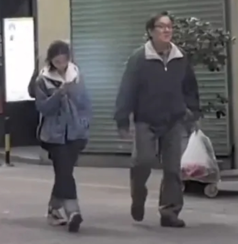 70岁的成龙和张子枫在澳门街头被网友偶遇！该消息当我于今天在网上看到时已经冲上了