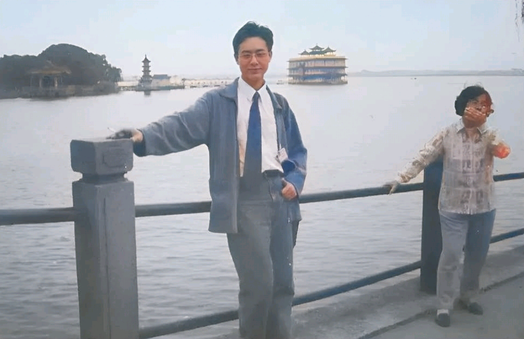 1996年，张颂文做导游时的留影