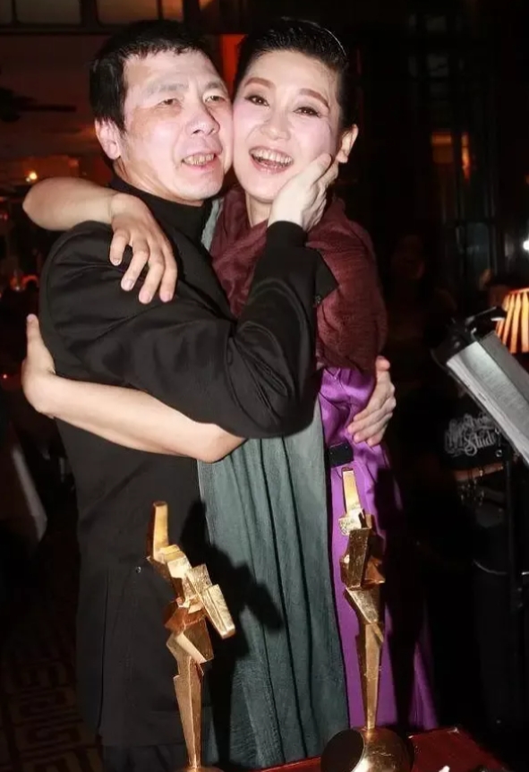 其实说真的，冯小刚是他那一代导演里面少有的感情专一的好男人！这么多年和徐帆在一起