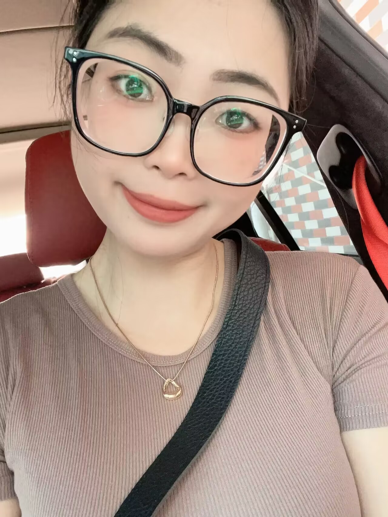 “原来网上说女人三十如虎都是骗人的！”
早上刚起来老公就幽幽地看着我说了这么一句