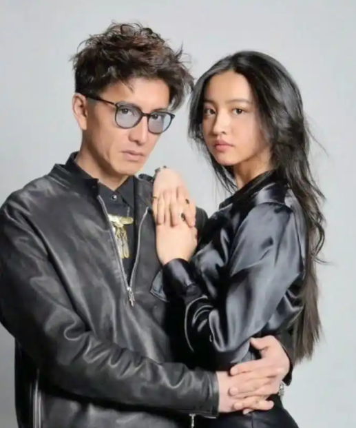 木村拓哉与两个女儿一同合影，和小女儿在一起的画面很自然，然而与大女儿的合影却让人