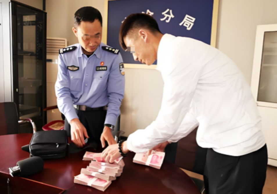 “太无耻！”浙江，男子捡到22万，立刻报警，警察调出监控，很快找到了失主，失主拿