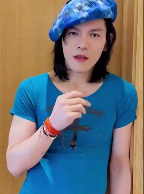 向佐：星二代的成长与自我证明之路