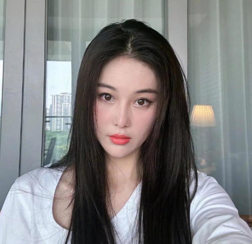 张馨予晒原相机和美颜照，竟然一模一样