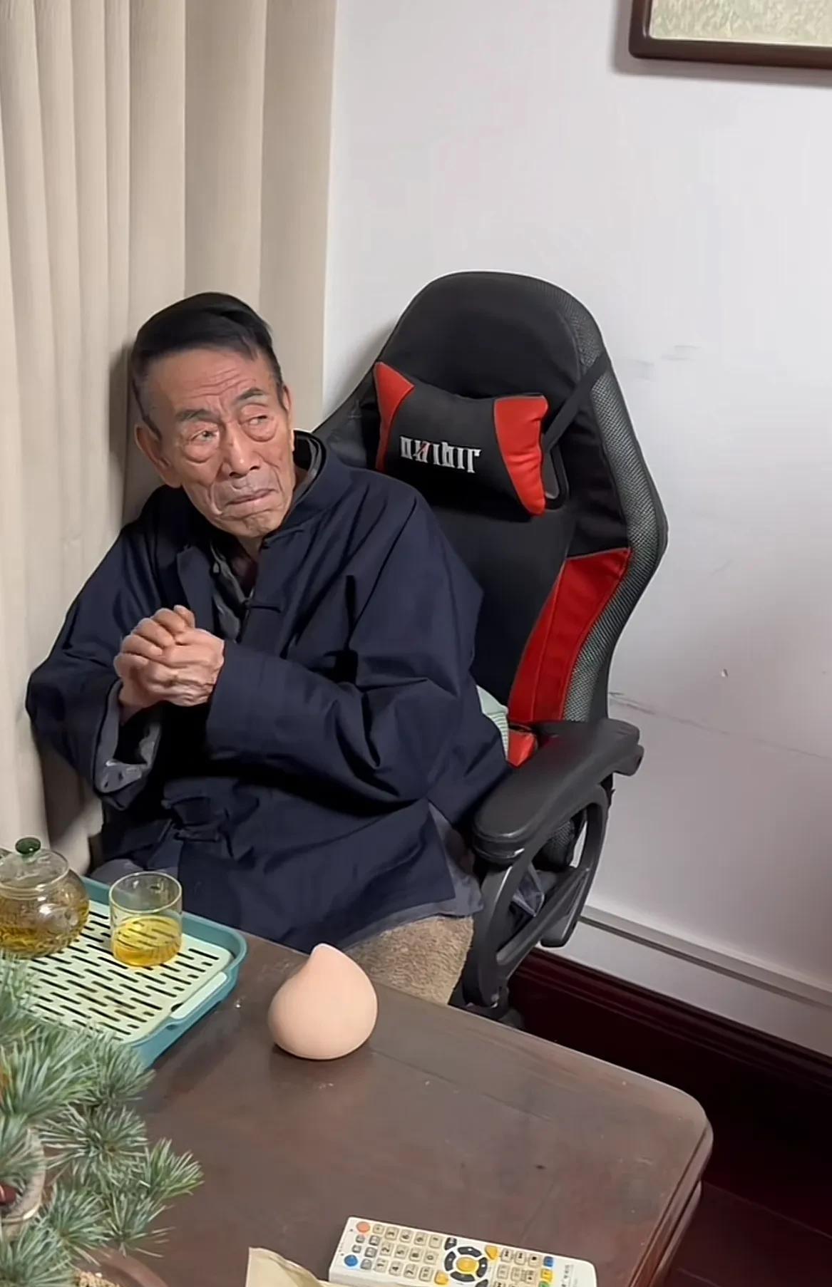 一个90多岁，一个快80了，这个拥抱真是世纪大和解！有过寄人篱下生活经历的应该都