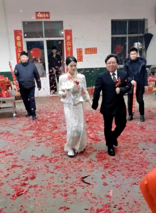 天了，这新娘子也太好看了呀…