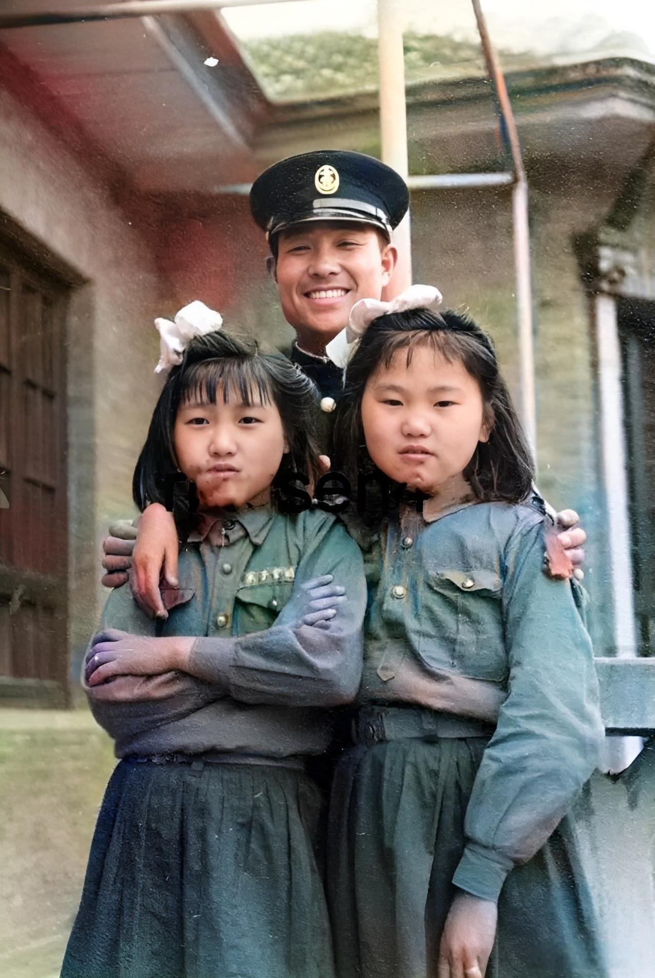 1940年，南京。侵华日军中的一名海军陆战队军官与两名日本女学生。这两名女学生极