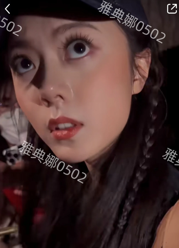 电视上看一般，本人超好看！
赵今麦的眼睛也太大了，皮肤特别细腻零瑕疵，长相甜美可