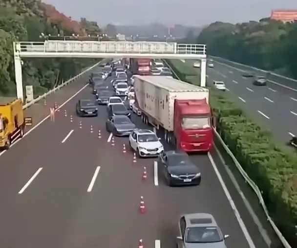 塞车的原因。。。！哈哈哈哈！[开怀大笑]