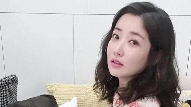 当年的她顶着“大妈烫”，可谓惊艳众人，如今隐退多年也无爱情