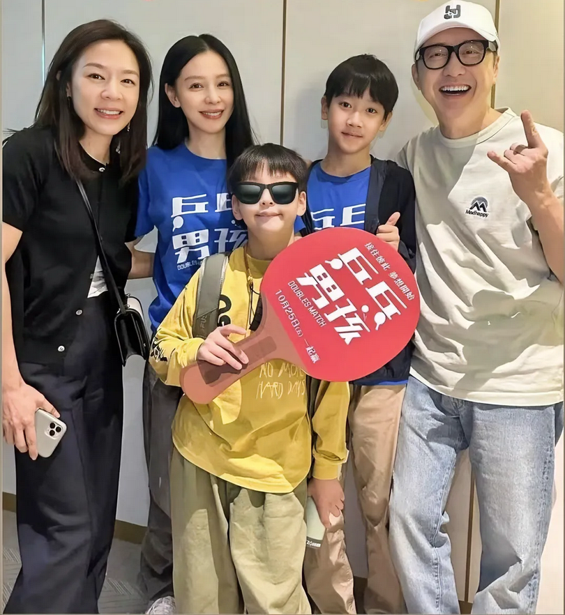 庾澄庆晒幸福！庾澄庆难得在社交平台上晒出一张与家人的合照，照片中，63岁的庾澄庆
