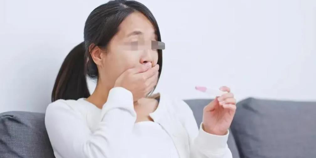 四川，女子散步被狗咬了一口，打了狂犬疫苗后，当晚验孕棒显示2条红杠，她才发现自己