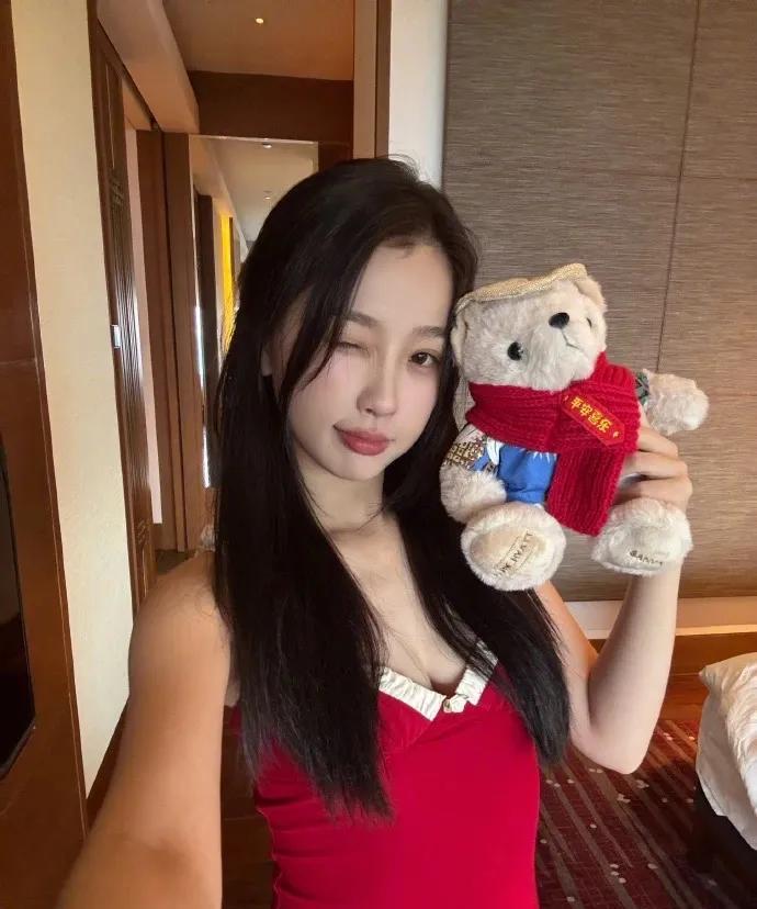 家人们，快来吃虞书欣的瓜！谁能想到外表甜美可爱的她，私下是个“网瘾重度患者”只要