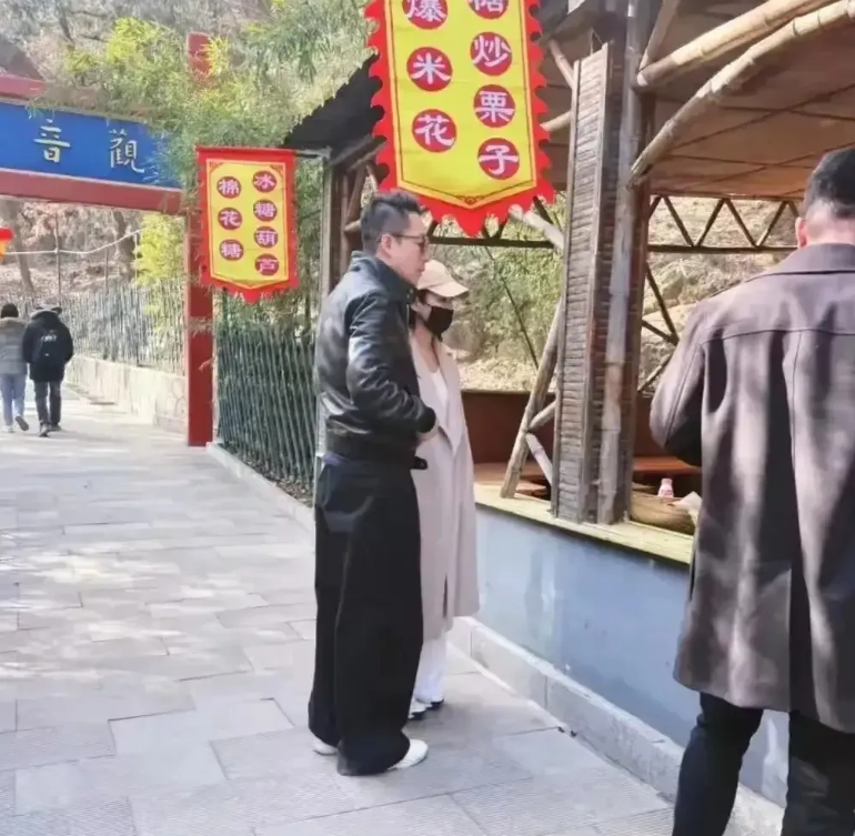 汪小菲变聪明了，会用障眼法迷惑徐家了，

一边找律师同徐家商谈孩子的抚养权，
