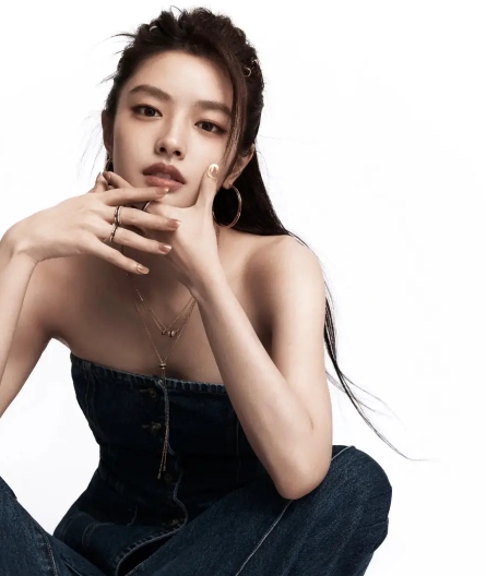徐若晗身穿牛仔抹胸裙