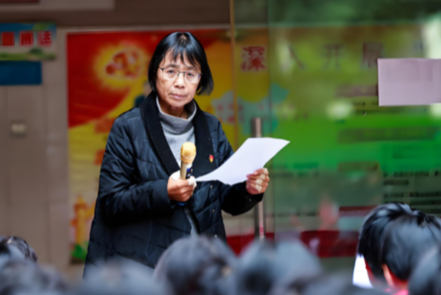 2007年，张桂梅被选为十七 大代 表，华坪县给她7000块钱买正装，谁知她不仅