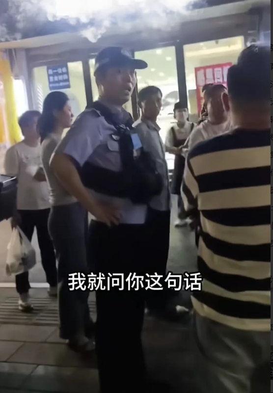 16岁男生去理发店，剪头烫头被要4000多元，警察质问店家：你能不能明码标价？有