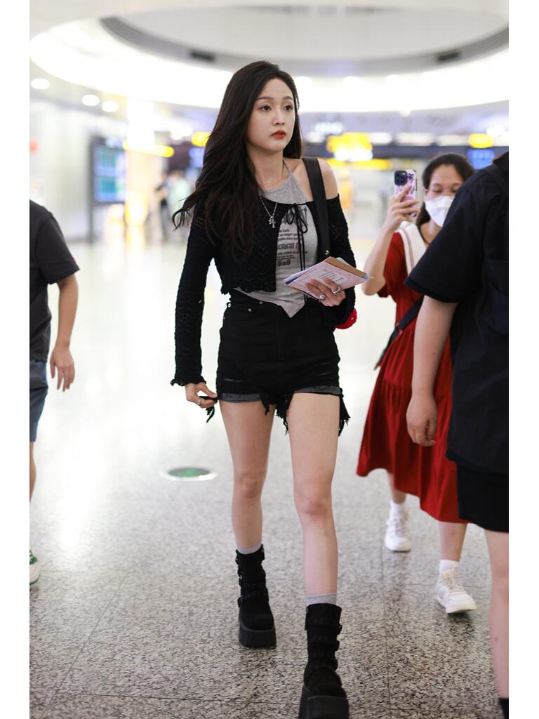 吴宣仪时尚俏皮