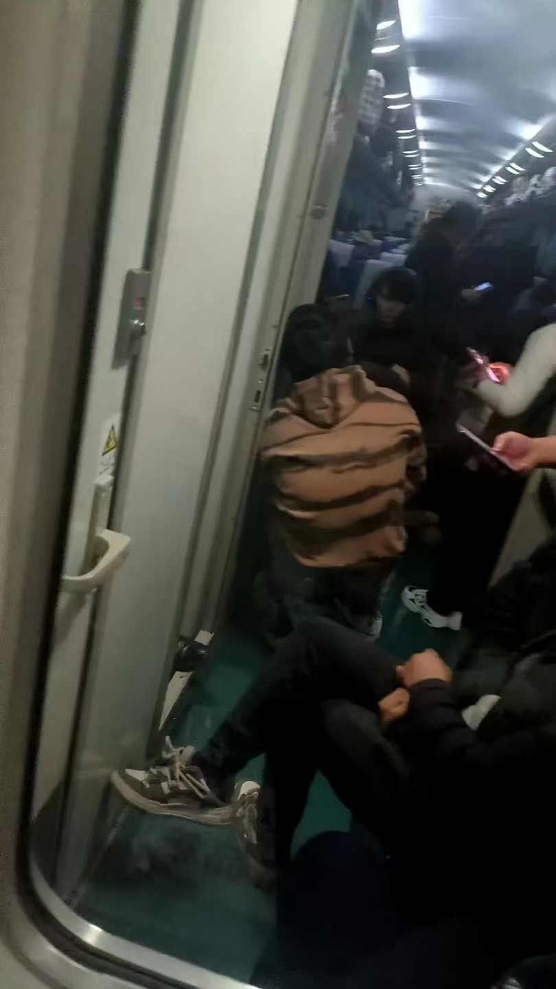 今天在火车上看到两种不同的春运景象：硬座车厢拥挤不堪寸步难行，软卧车厢空旷舒适能