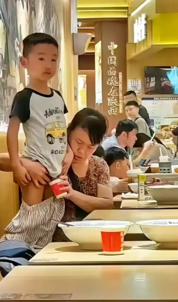 真是小刀拉屁股，开了眼了！在餐馆撒尿，做家长的到底是怎么想的，就那几步路都不想走