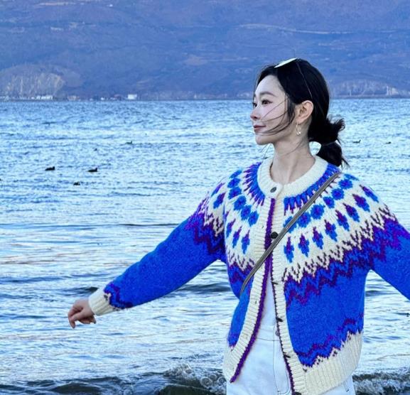 宋轶从默默无闻到凭借精彩演技走红，塑造众多经典角色。近期，她晒出在洱海拍摄的美照