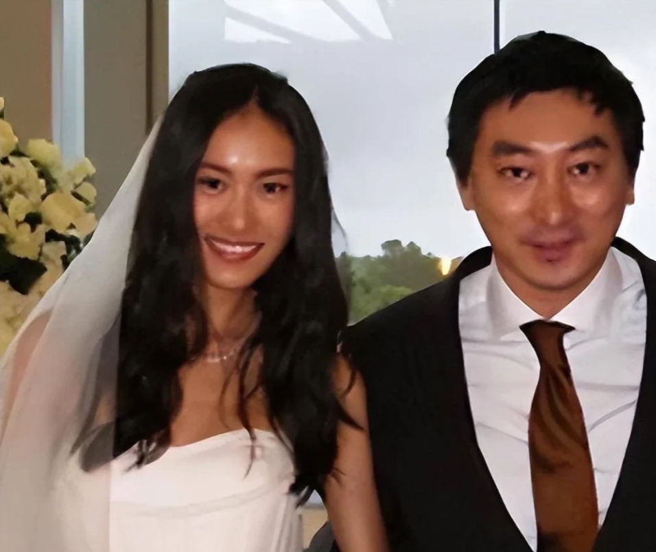我本来还好奇，这么风流的陈冠希，怎么浪子回头结了婚，当起了宠妻狂魔。结果搜了一下