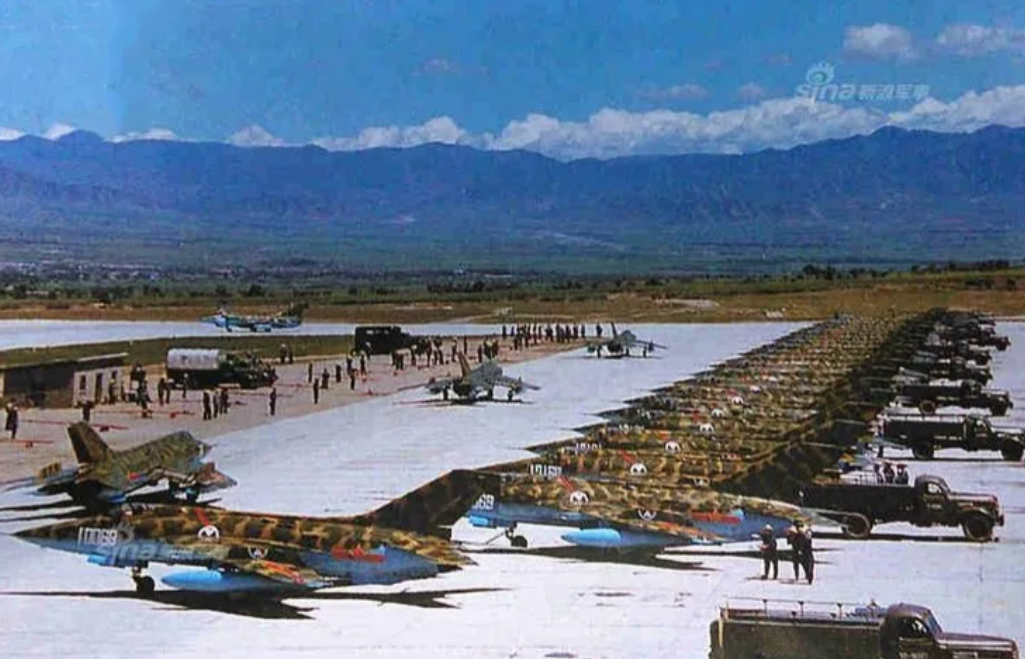 没想到啊，咱们的强-5当年还用过如此拉风的涂装！
强-5的涂装颜色算比较多的，有