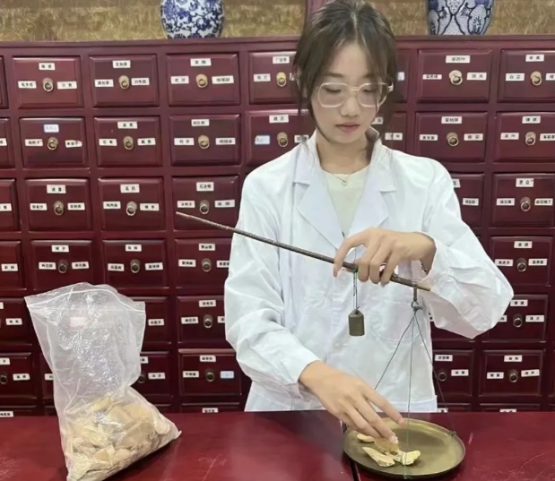 如果文科生不能考中医专业，个人觉得出台相应政策的人或者是这个团队太不了解中医了，