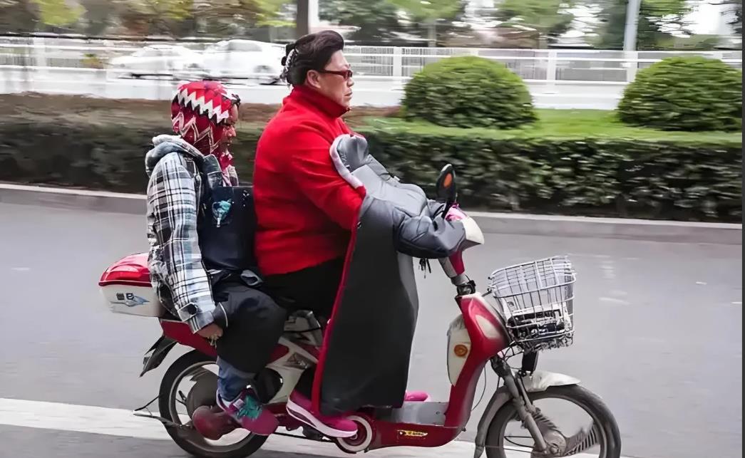 江苏南通，女子将智力残疾的儿子扔给父母照顾，多年不回家，不料，母亲接外孙放学，遭