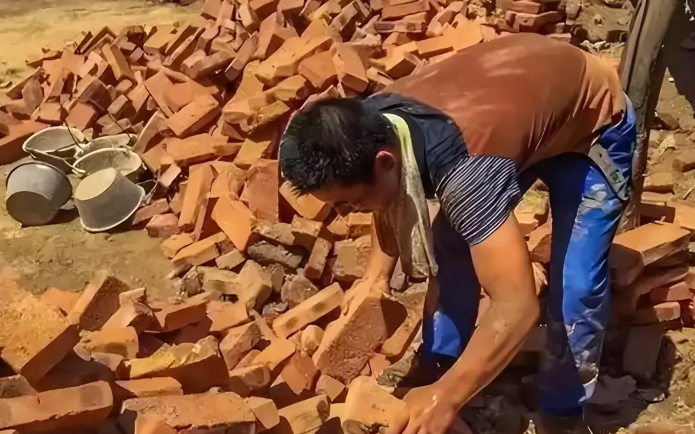 湖北武汉，大爷20多年前，在垃圾桶旁边捡了个襁褓中的女婴，他心一软抱回家，一年后