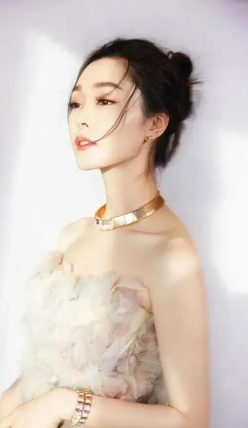 盘点娱乐圈中，明明长着美人面，奈何有个糙汉名，被名字“耽误”的五大女明星！
1、