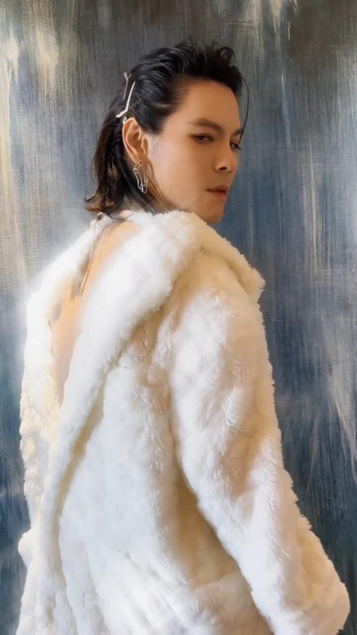 向佐穿深V露背装走红毯