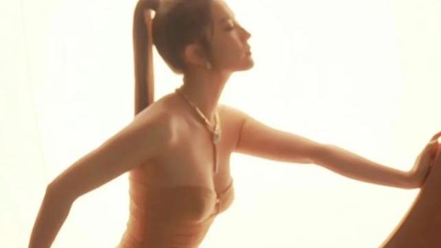 咋回事？刘亦菲惊艳出场却欲哭无泪，身材竟被“看光”还变形了！