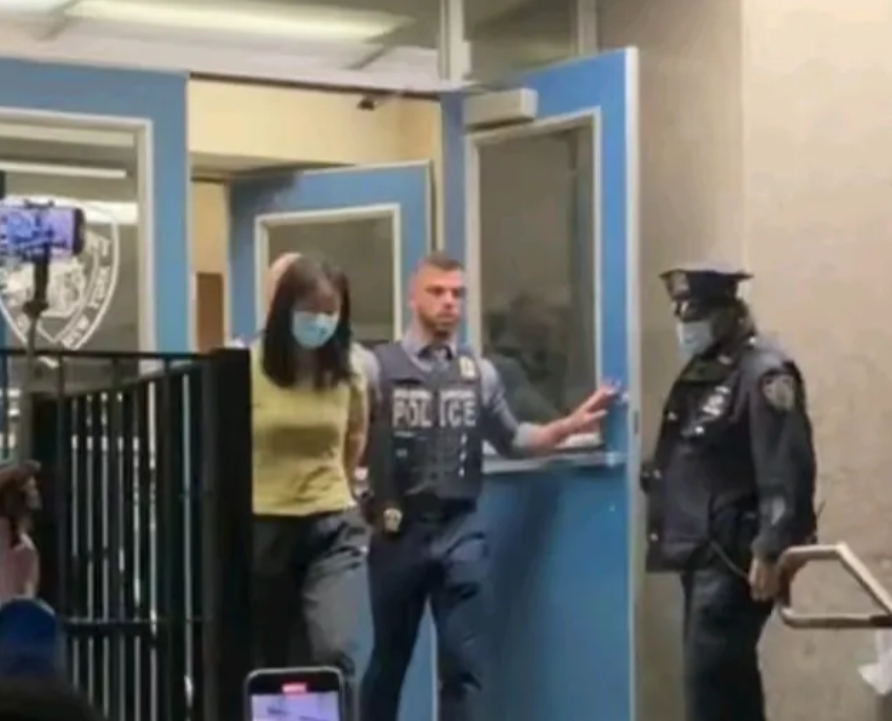 一名27岁中国女子张晓宁，持学生签赴美后，为留美谎称在中国遭警察强奸并申请政治避