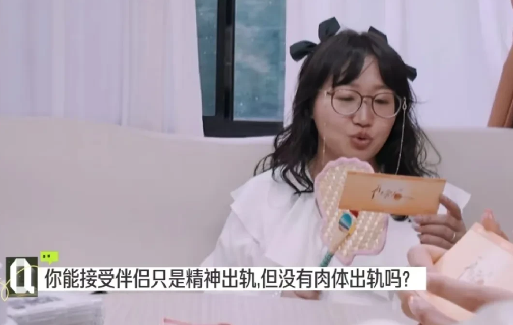麦琳问黄圣依和葛夕：“你们能接受伴侣精神出轨但没有肉体出轨吗？”黄圣依“不能！”