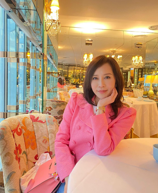 香港著名艺人顾纪筠的生活照，她今年已经61岁，这颜值看起来像四十多岁样子，感觉都