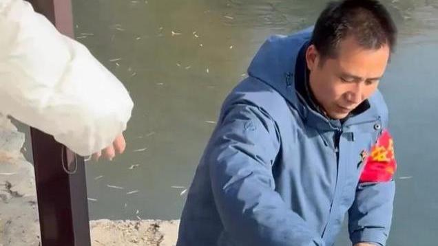 无语！女大学生苹果手机掉湖里，爆粗口催促工作人员：快给我找