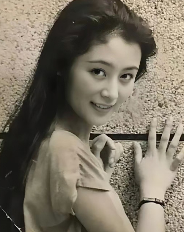 高中时代的陈红，有没有把你“电”倒？她在高中时就已经展现出了清新脱俗的气质和美丽