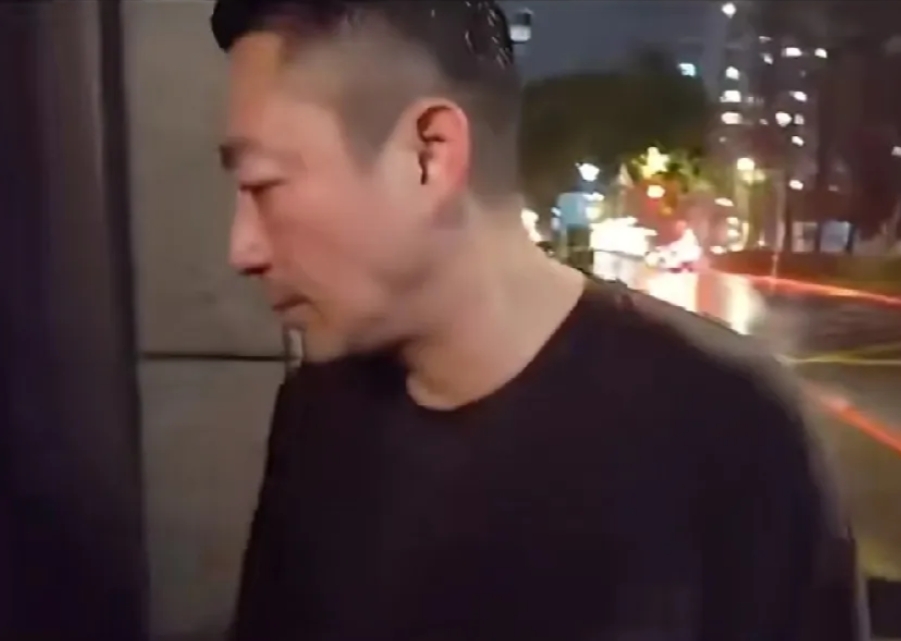 真正的伤心是演不出来的！

汪小菲淋着雨走回台北家中，一路上落寞无比！人好像一下