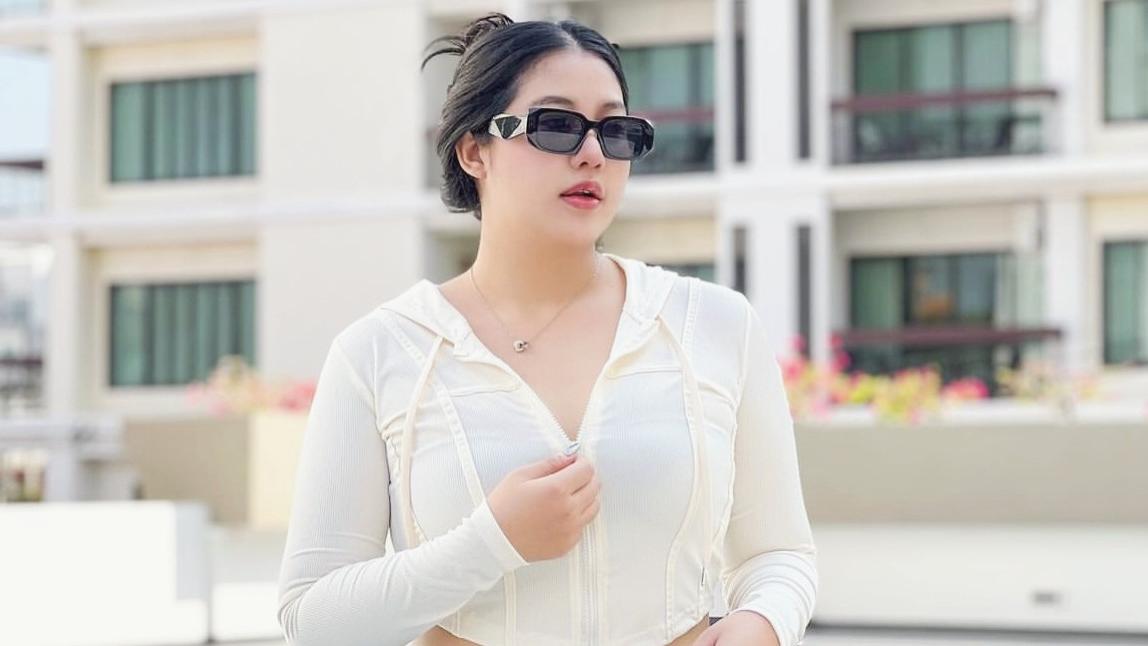 夏日风情：丰腴美女的泳池穿搭艺术，泳池边的美丽风景线！