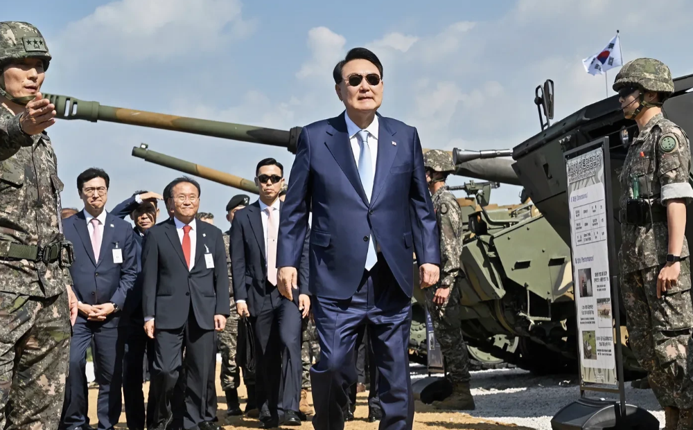 突发消息！韩国最大在野党要求尹锡悦立即下台之后，尹锡悦总统办公室首席秘书级别以上