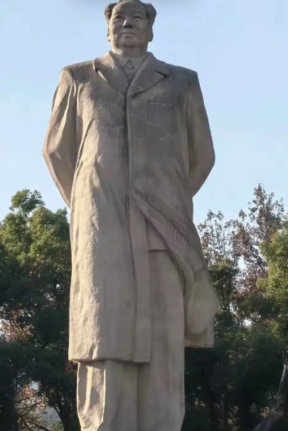 我学校校园内有一主席半身铜像，昨日中午，提了一桶温水，用一条新毛巾，仔细擦洗了主