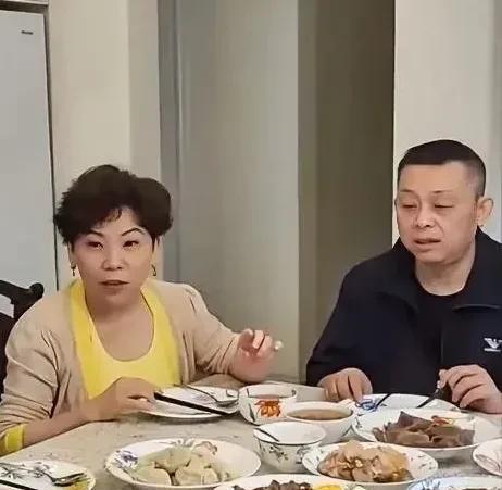  生活里的邓亚萍，接地气得很，一点冠军的谱儿都不摆。家里家外操持得井井有条，买菜