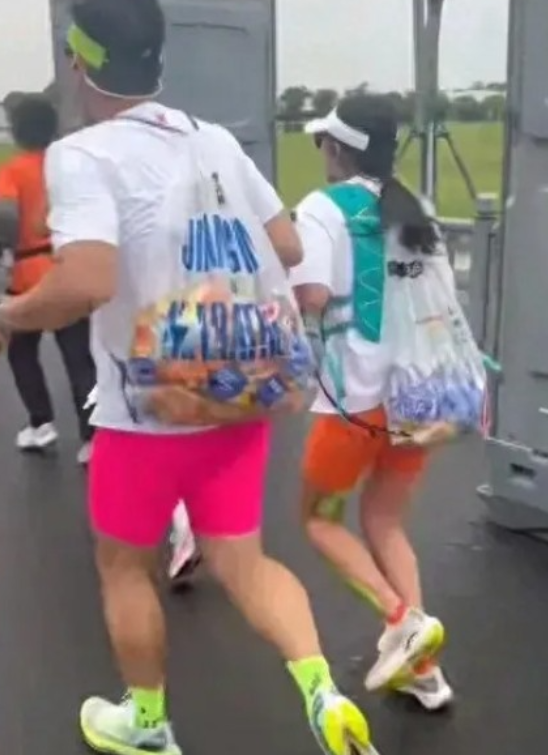 争议！苏州马拉松赛，两名运动员将补给站的能量胶全部打包带走，此行为引发热议，网友